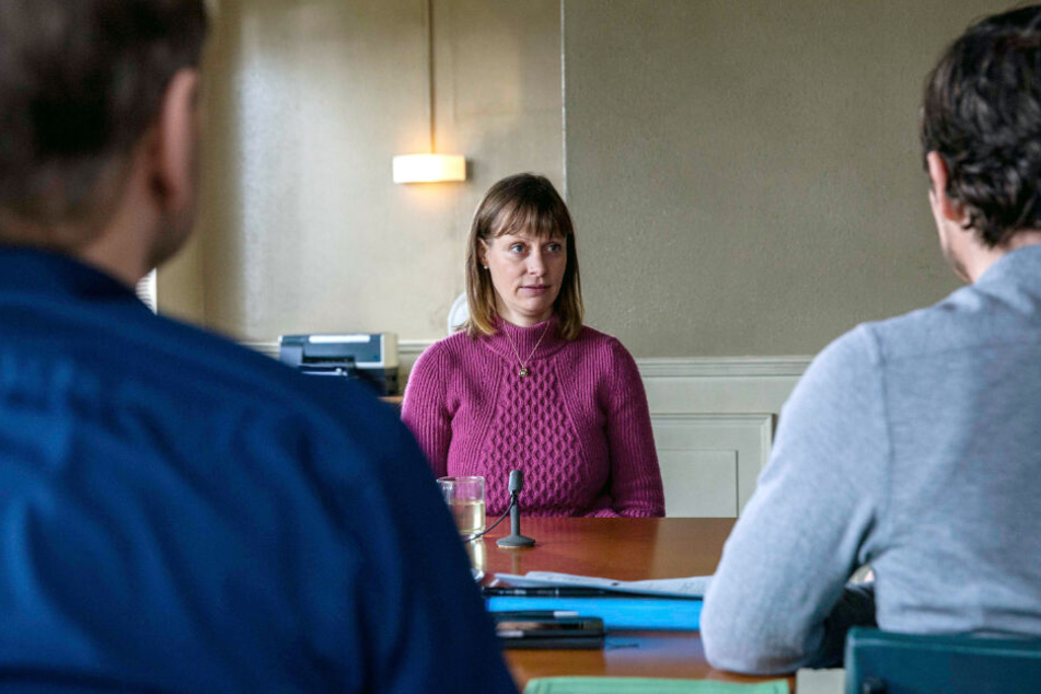 Eine Szene aus dem Tatort "Anne und der Tod": Anne Werner im Gespräch mit den Kommissaren.