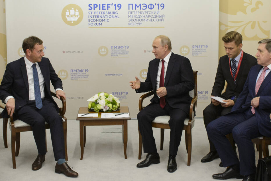 Michael Kretschmer (44, l.) und Wladimir Putin (66) vor einer Woche in St. Petersburg.