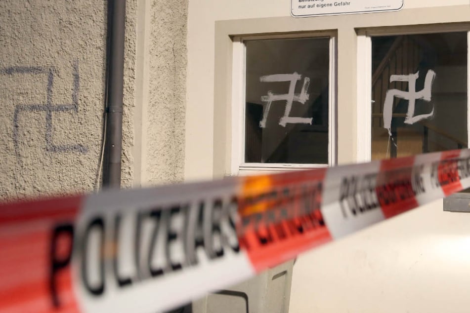 Die zwei jungen Männer sollen Hakenkreuze am Unfallort gesprüht haben (Symbolfoto).