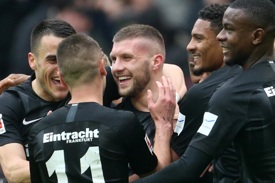 Jubeltraube um Rebic: Der Kroate sorgte für die Führung.