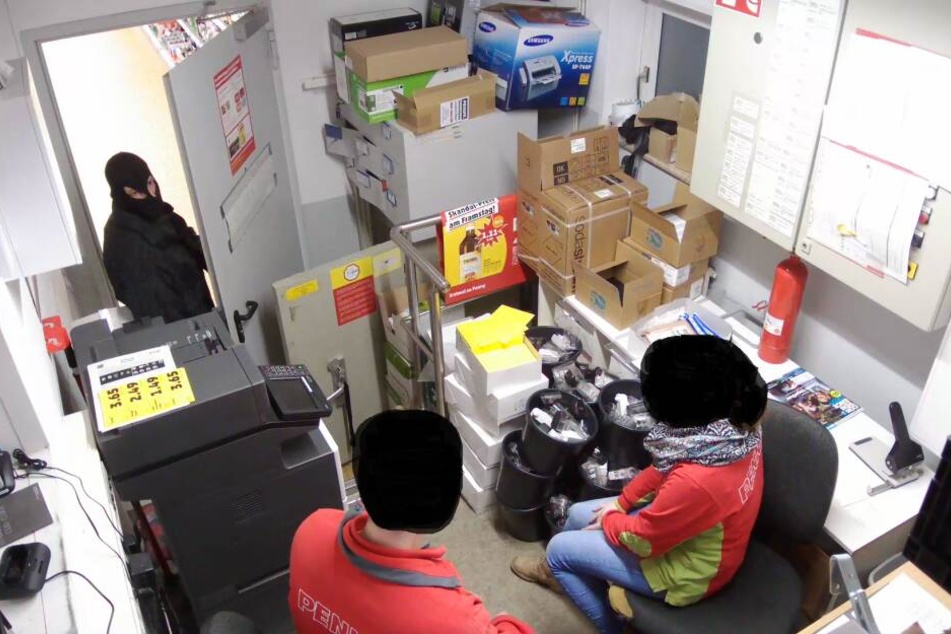 Der Täter überraschte die Mitarbeiter im Büro.