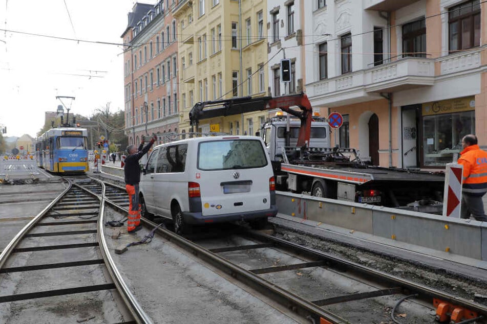 Ende Gelände: Der VW-Transporter fuhr auf die Gleise und blieb dort stecken.