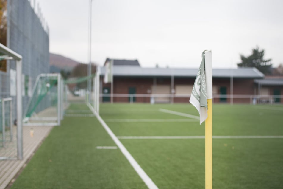 Auf einem Fußballplatz in Dresden kam es jetzt zu mehreren Rangeleien. (Symbolbild)