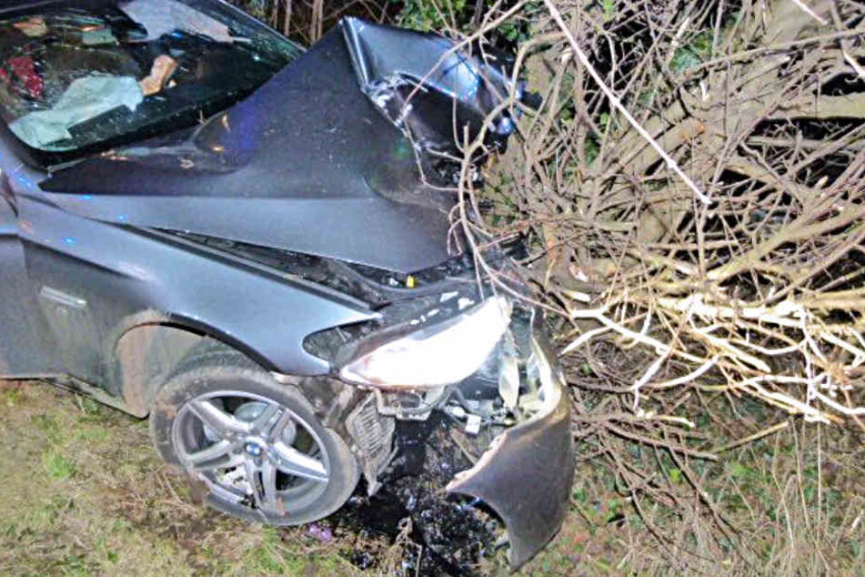 Der BMW krachte gegen einen Baum und wurde dabei stark beschädigt.