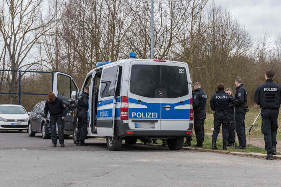 Bereitschaftspolizei und Kriminalpolizei suchten gemeinsam nach der Tatwaffe.