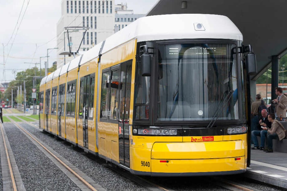 An einer Tram-Haltestelle wurde die 17-Jährige von einem Unbekannten mit einem Messer bedroht (Symbolbild).
