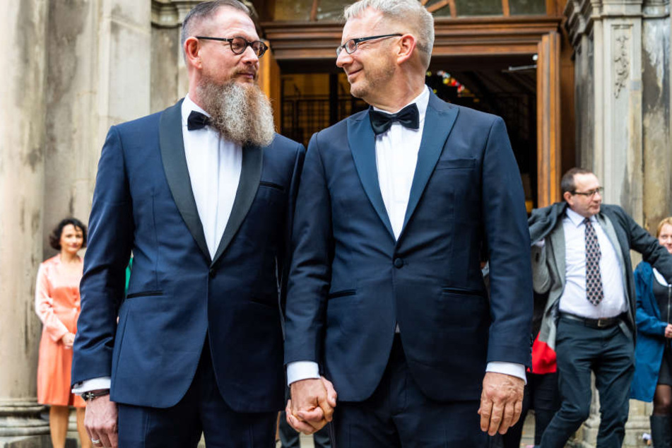 Bundestagsabgeordneter Johannes Kahrs (SPD, rechts) und sein Ehemann Christoph Rohde verlassen nach ihrer Hochzeit die Kirche.
