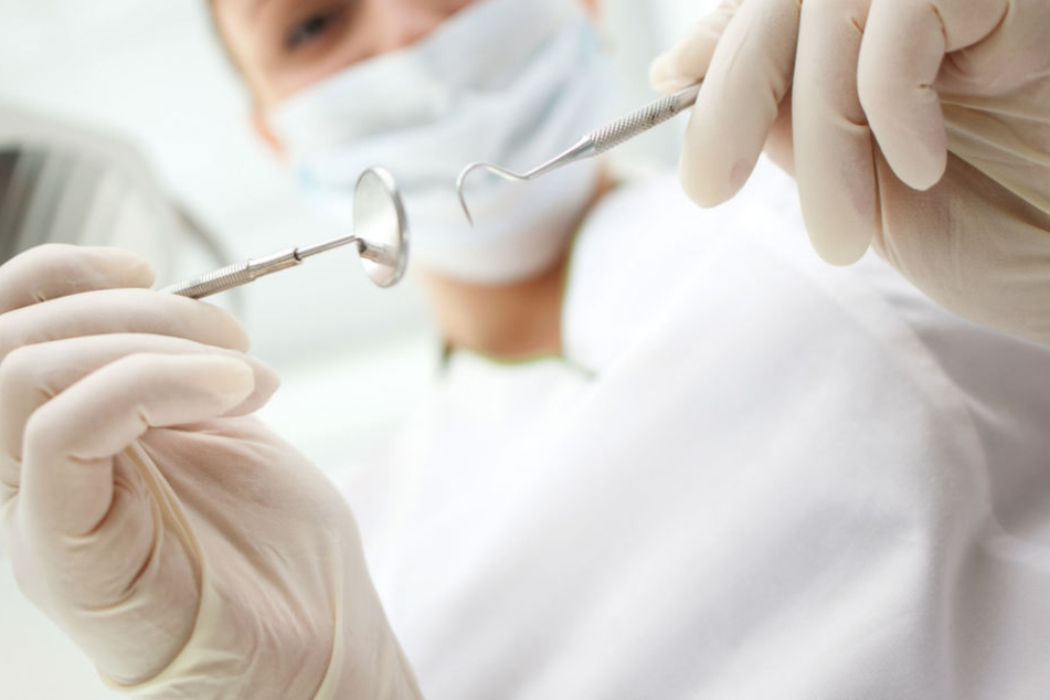 Ekelhaft! Die Patienten wurden mit ungereinigtem Besteck behandelt. (Symbolbild)