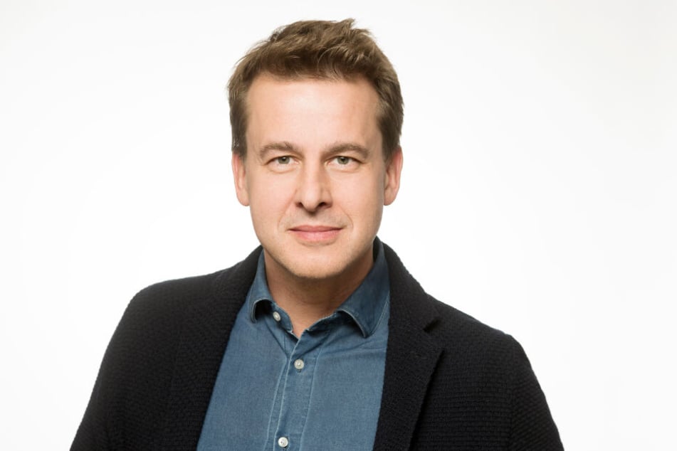 Friseur Alexander Ljaschko schneidet Kunden kostenlos die Haare, wenn sie diese spenden.