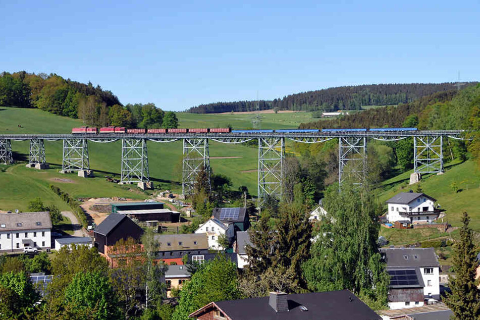Kohlelieferung für die Fichtelbergbahn: Der Güterzug tuckerte über das Viadukt bei Raschau-Markersbach, weil die Zschopautalstrecke derzeit gesperrt ist.