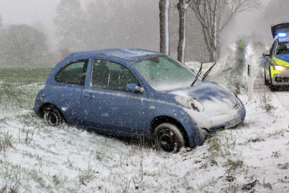 Viele Wagen kamen durch den Schnee von der Fahrbahn ab.