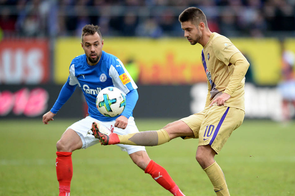 Dimitrij Nazarov ist vor Sebastian Heidinger am Ball.