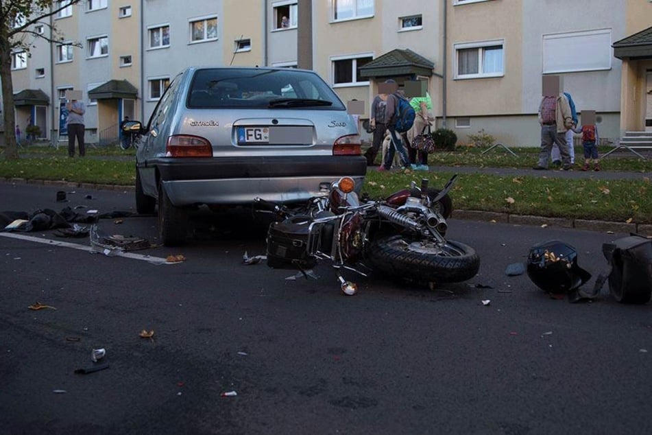 Schwer verletzt soll der Biker auf der Straße gelegen haben.