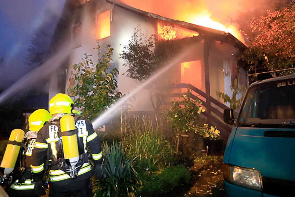 In der Nacht zum Sonntag musste die Feuerwehr nach Chemnitz ausrücken, um den Brand in einem Wohnhaus zu löschen.
