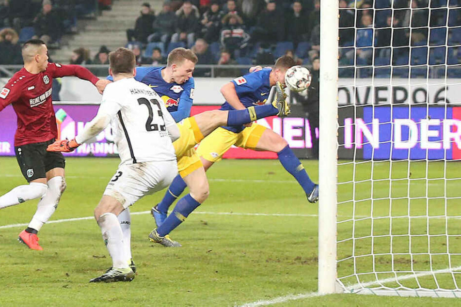 Vollkommen ungedeckt kann Kapitän Willi Orban (r.) nach einer Halstenberg-Ecke zum 2:0 einköpfen. Zehn Minuten später traf er noch zum 3:0.