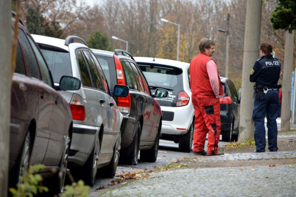 Lutz Bunge im Gespräch mit einer Polizistin, nachdem einmal mehr die Reifen der Autos seiner Familie zerstochen wurden.