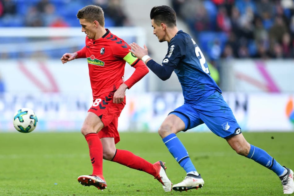 Hoffenheims Benjamin Hübner (r.) und Freiburgs Nils Petersen kämpfen um den Ball.