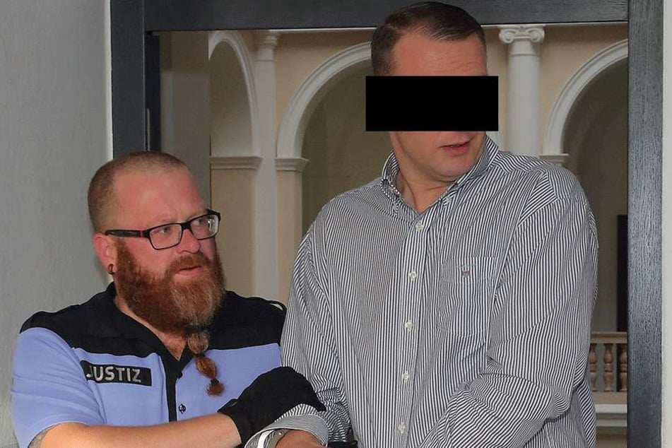 Der mutmaßliche Meisterdieb Christian L. (33) auf dem Weg zu seinem
Richter.