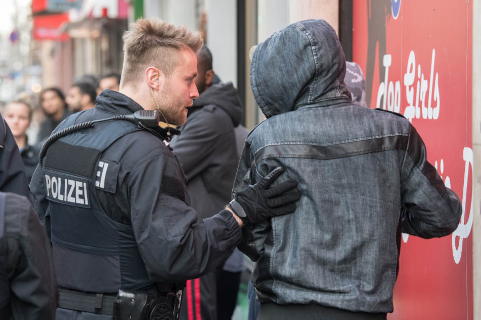 Ein Kilogramm Kokain, 45.000 Euro und ein Mittelsmann der Polizei: Vier Jahre Knast für Frankfurter Drogendealer. (Symbolbild)