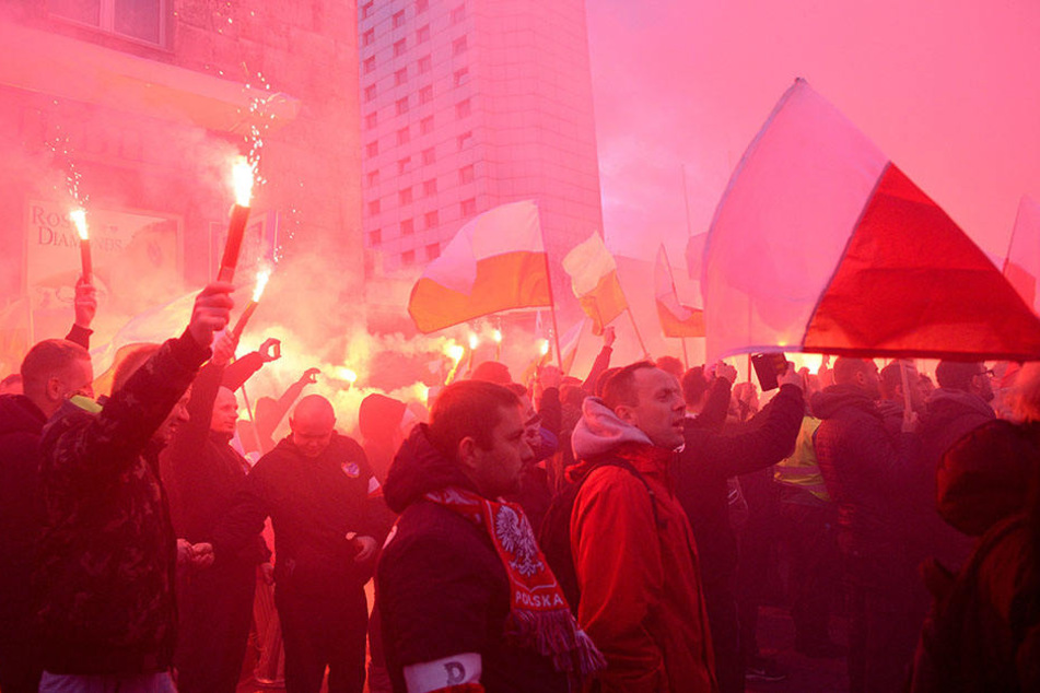 Teilnehmer des von Nationalisten organisierten Unabhängigkeitsmarsches versammeln sich am 11.11.2017 in Warschau anlässlich des polnischen Unabhängigkeitstages.