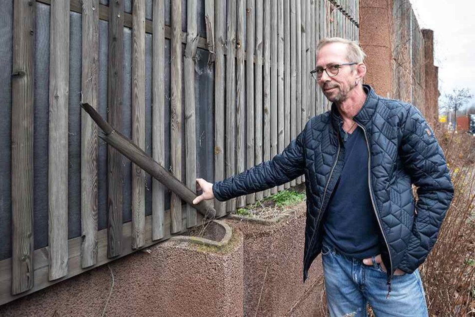 Lücken und bröselnde Latten: Peer Lux (51) fordert eine moderne Lärmschutzwand an der Neefestraße. Die Konstruktion von 1995 sei nicht mehr zeitgemäß.