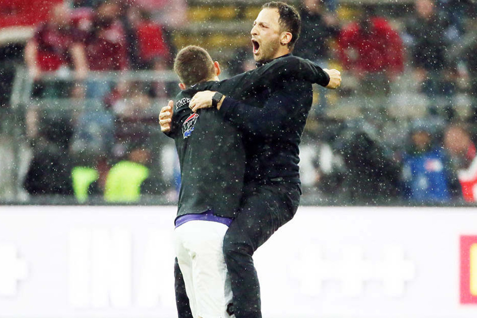 Jubelt FCE-Trainer Domenico Tedesco (r., mit Mario Kvesic) noch einmal so ausgelassen, dann hat es Aue geschafft.