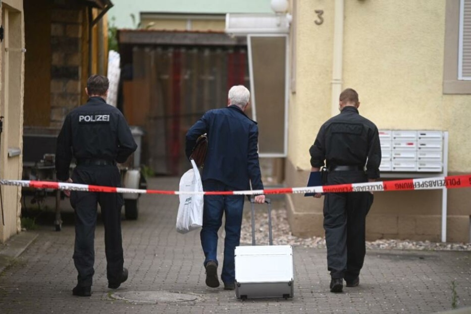 Ermittler der Mordkommission treffen Freitagmorgen am Tatort ein.