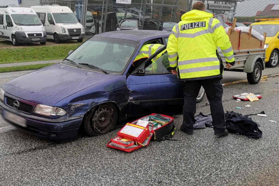 Die Polizei nahm den Wagen des Unfallfahrers genauer unter die Lupe.