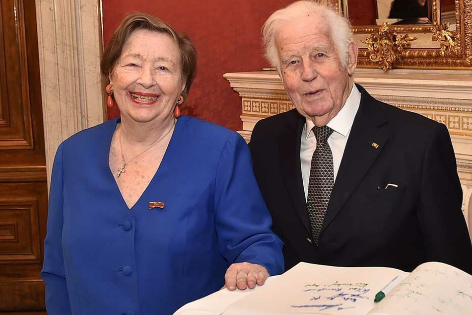 Kurt Biedenkopf (89, CDU) und seine Frau Ingrid (87) können noch immer nicht ihr neues Zuhause in der Saloppe beziehen.