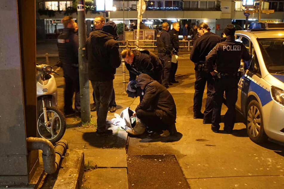 Polizisten durchsuchen den Rucksack des Hochbahn-Kletterers.