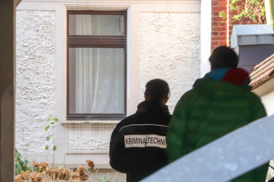 Am Mittag haben Einsatzkräfte in einem Mehrfamilienhaus einen Mann erschossen.