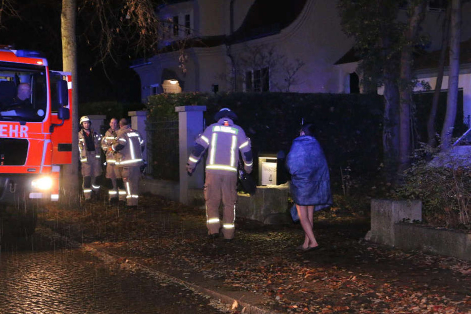 Bei einem Feuer in Berlin-Grunewald sollen drei Personen verletzt worden sein.