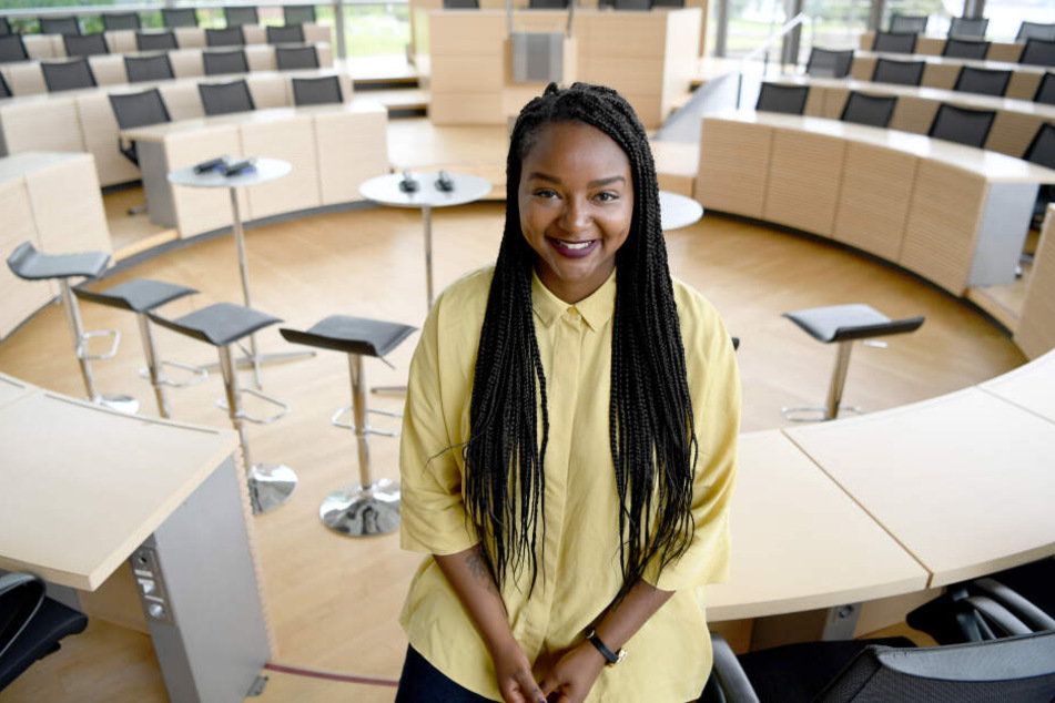 Aminata Touré (Bündnis90/Die Grünen) sitzt im Plenarsaal des Landeshauses. Nach der Sommerpause wird die 26-jährige Landtagsabgeordnete neue Vizepräsidentin des Landtages in Kiel.