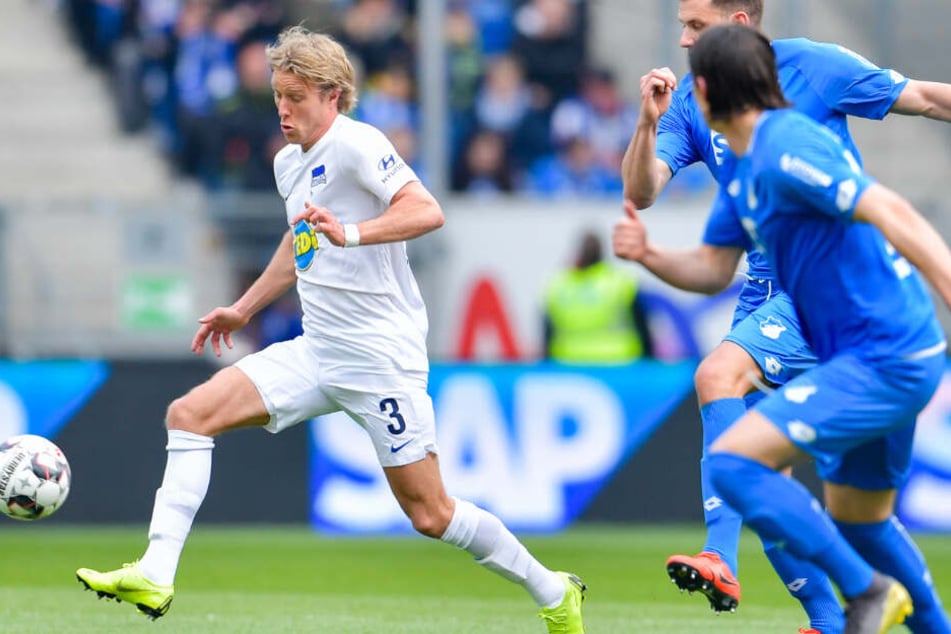 Adam Szalai (m.) und Nico Schulz (r.) jagen Herthas Per Ciljan Skjelbred (l.) und dem Ball hinterher.