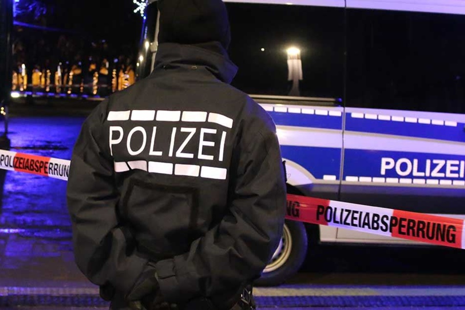 Erst fuhr der 32-Jährige auf seinen Vater zu, dann flüchtete er in die Innenstadt. (Symbolbild)