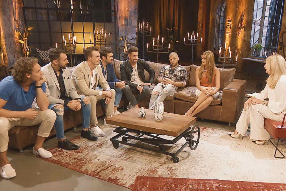 Im Studio treffen einige der Kandidaten auf Bachelorette Nadine. (v.l.: Eddy, Jorgo, Maxim, Stefan, Brian, Filip, Nadine und Frauke Ludowig).