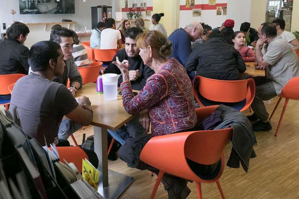 Gemeinsam sitzen Flüchtlinge und Deutsche an den ABC-Tischen, lernen Deutsch und unsere Kultur besser kennen.