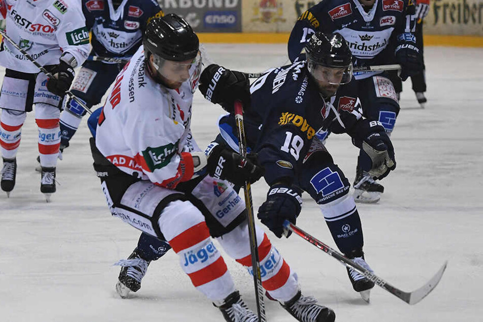 Kampf um den Puck zwischen Bad Nauheims Diego Hofland (l.) und Ville Hämäläinen.