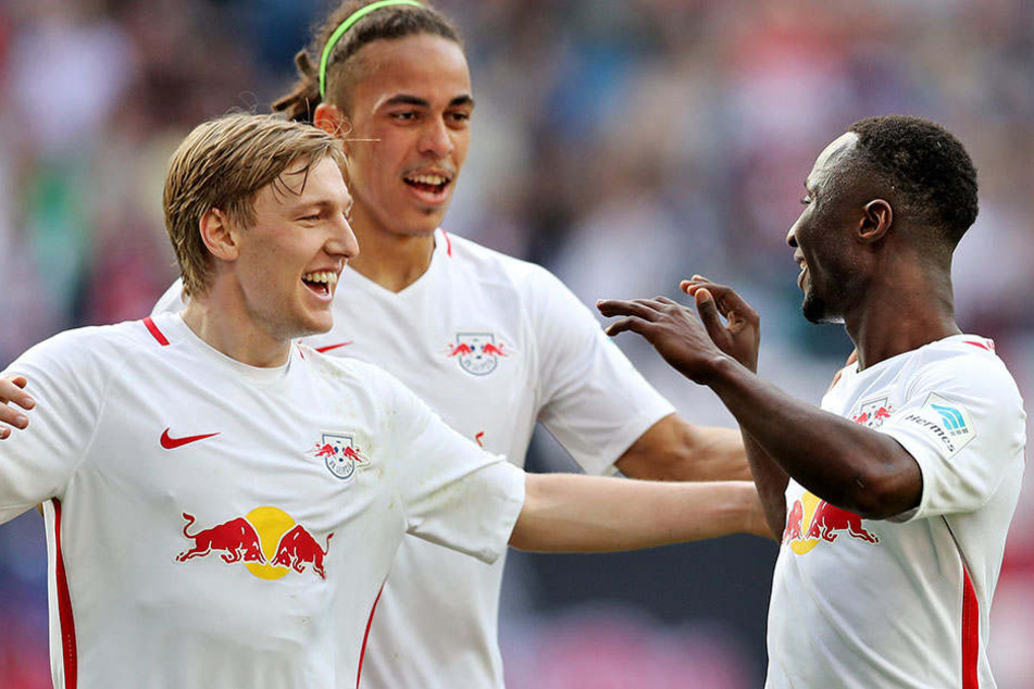 Der Schlusspunkt eines herrlichen Fußballnachmittags: Emil Forsberg, Yussuf Poulsen und Naby Keita (v.l.) feiern das 4:0.