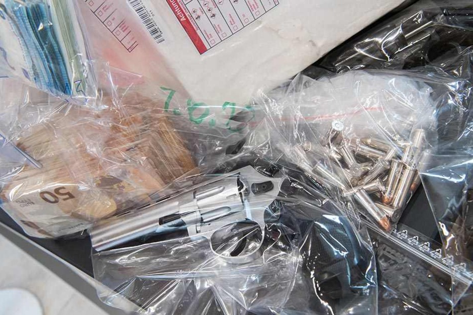 Das LKA präsentiert stolz seinen Fund: Waffen, Munition, Geldbündel und Päckchen mit Kokain.