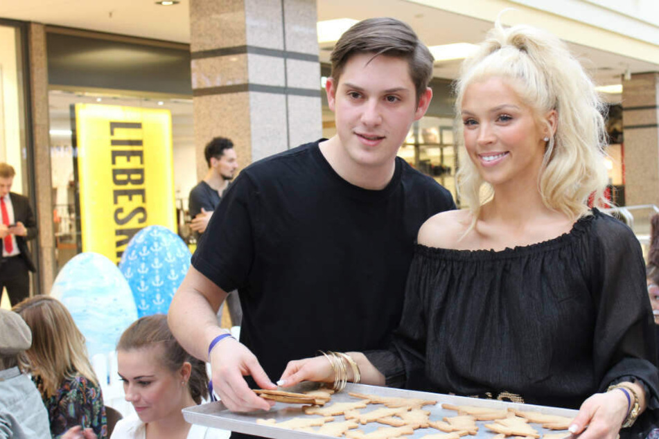 Aneta Sablik und ihr Verlobter Chris Eberle zeigen sich beim Promi-Kekse-Backen in Hamburg.