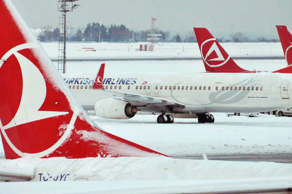 In der Türkei sitzen Hunderte Flugreisende auf dem Flughafen Atatürk fest.