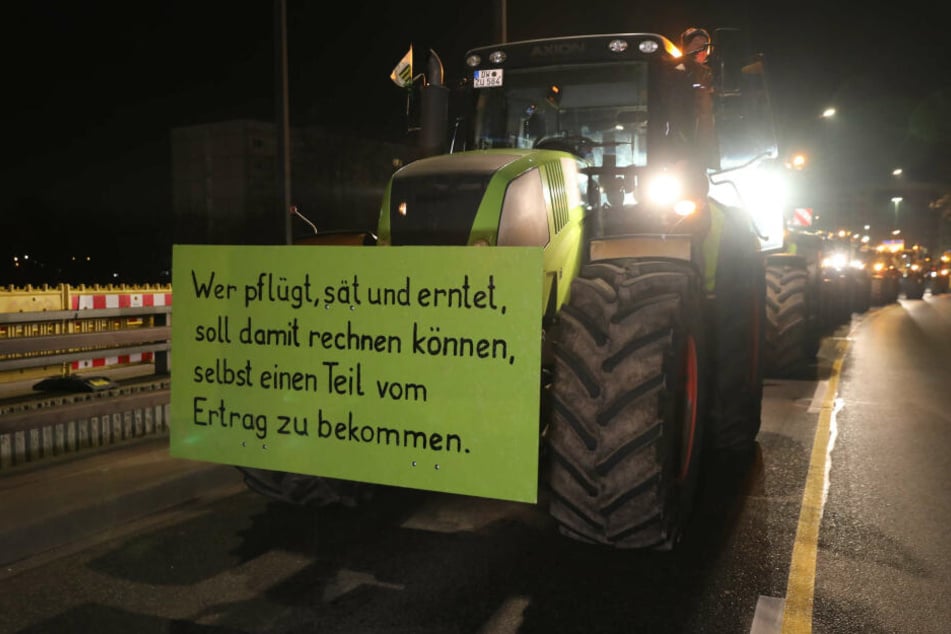 An den Traktoren haben die Bauern ihre Botschaften angebracht.