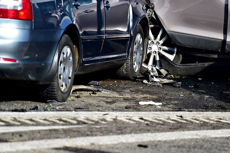 Die beiden Autos stießen an der Auffahrt zur A72 in Plauen-Süd zusammen. (Symbolbild)