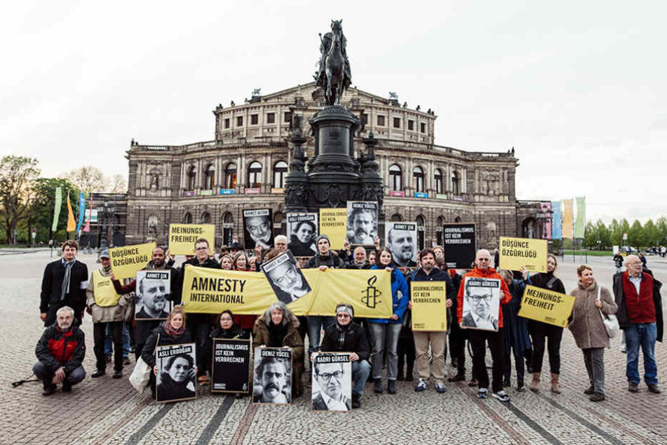Am Sonntag versammelten sich auf dem Theaterplatz Demonstranten von Amnesty International.
