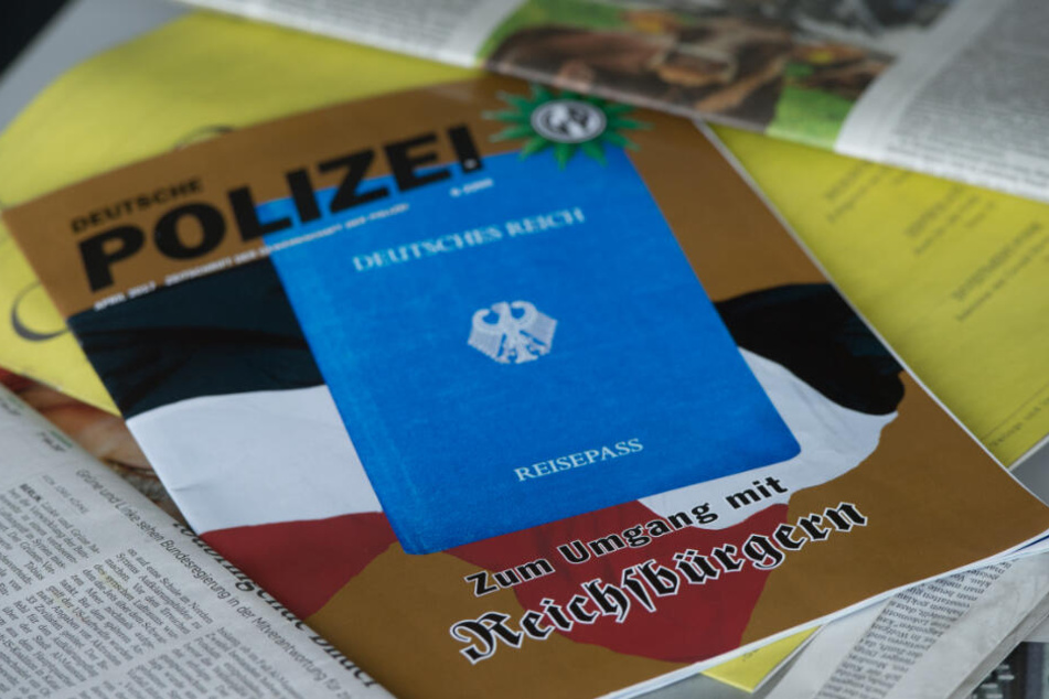 Der 59-jährige Tatverdächtige gehört der Reichsbürgerszene an und erkennt die Autorität der Polizei nicht an. (Symbolbild)