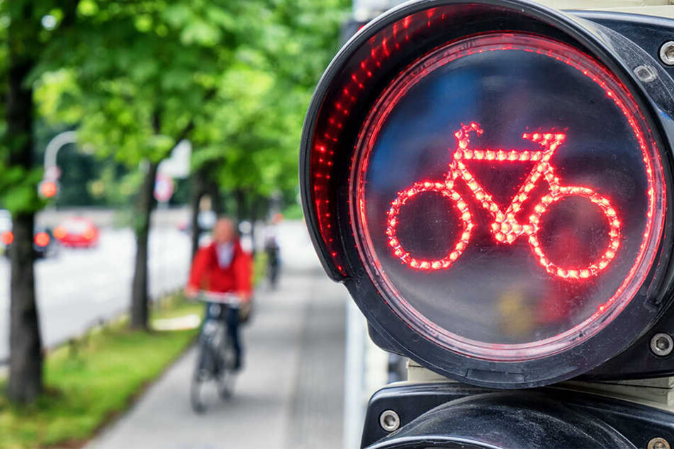 Die Radfahrerin (42) fuhr über Rot, wurde von einem Polizisten angehalten und fühlte sich dann belästigt (Symbolbild).