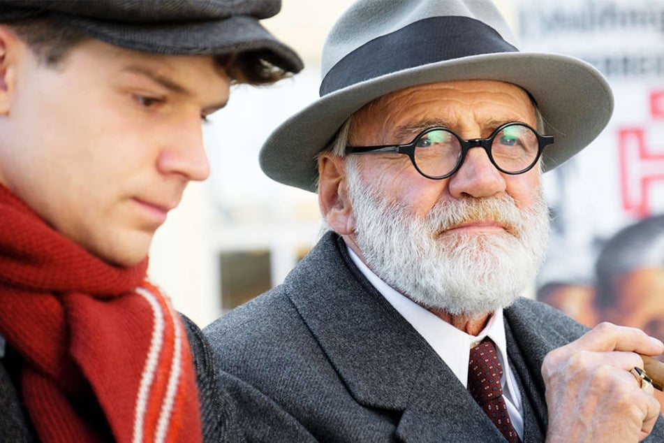 Professor Sigmund Freud (Bruno Ganz, r.) im Gespräch mit Franz Huchel (Simon Morzé, l.)