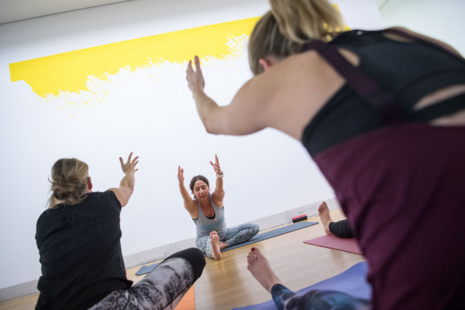 Yogakurs mit Kunst in Sindelfingen. Im Hintergrund das Werk "Trevira" von Leni Hoffmann.