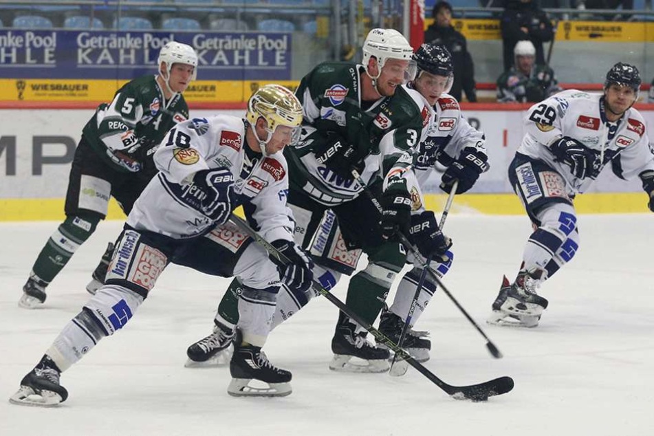 Brendan Cook (li., Dresden), Max Prommersberger (Mi. Steelers), Martin Davidek (Dresden) kämpfen um den Puck.